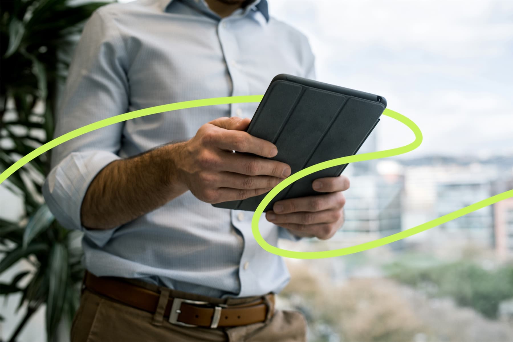 Inspektør står med en tablet i hånden klar til at gå et syn i gang