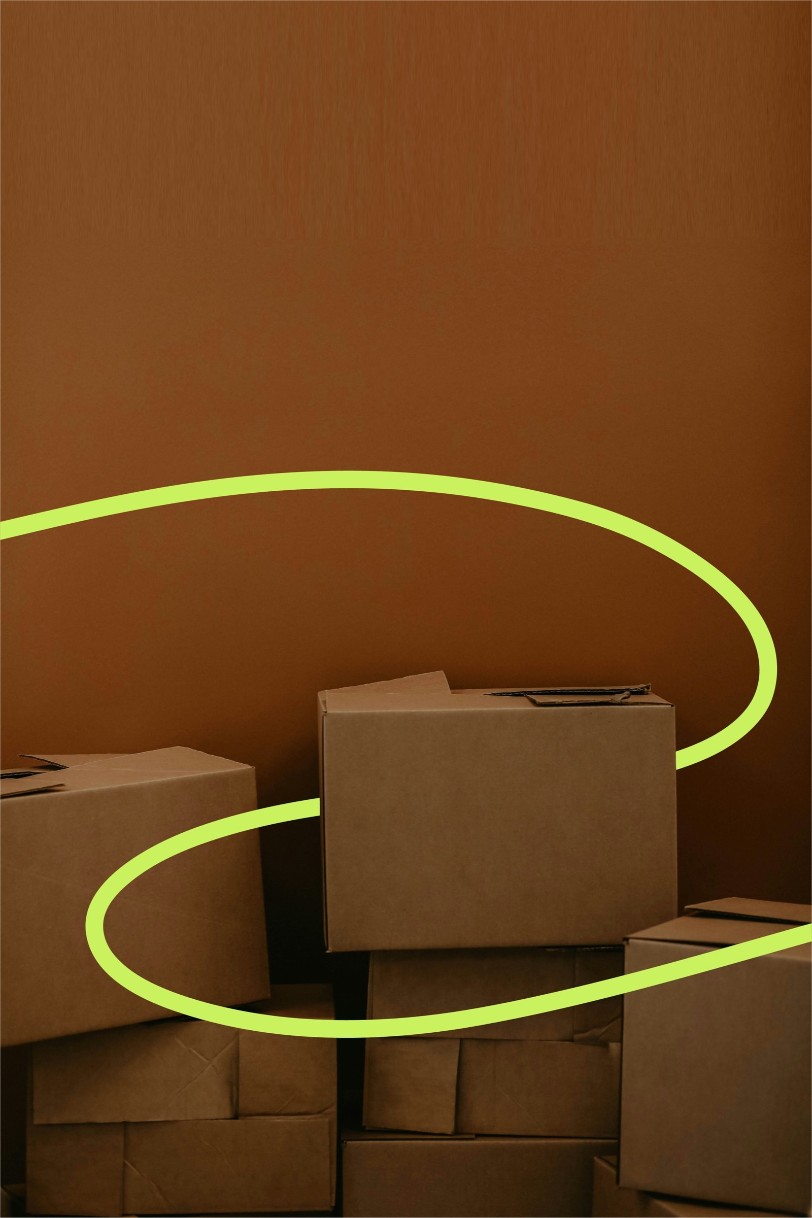Flyttekasser stablet op ad væggen i en tom bolig