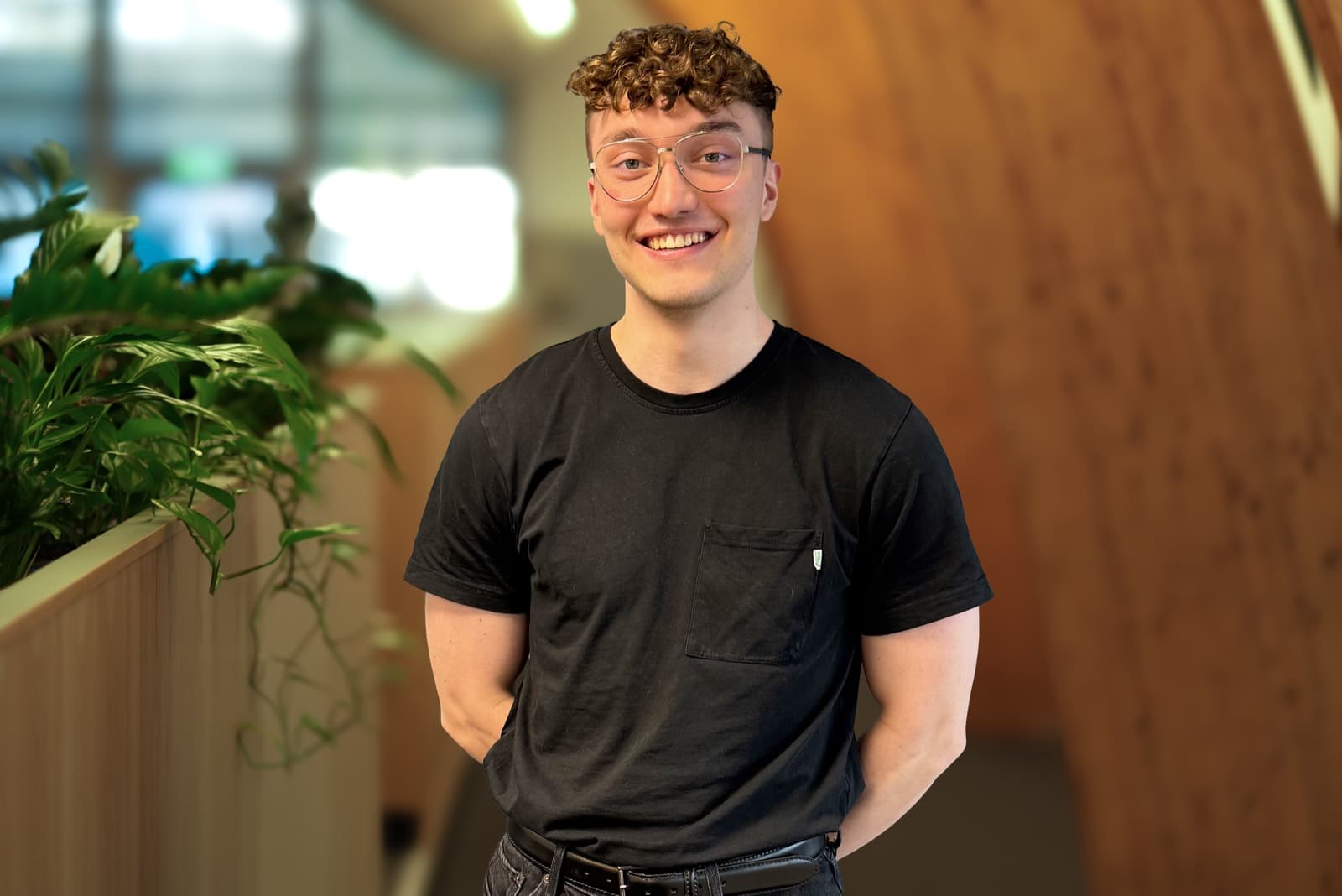 Mikkel Vibe, udvikleren bag Flytteflow, står smilende på Boligflows kontor