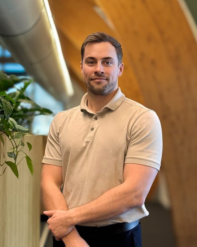 Christian lener sig op ad en søjle i Boligflows kontor