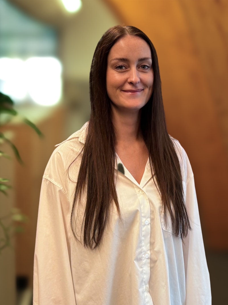 Lotte fra supporten smiler på Boligflows kontor