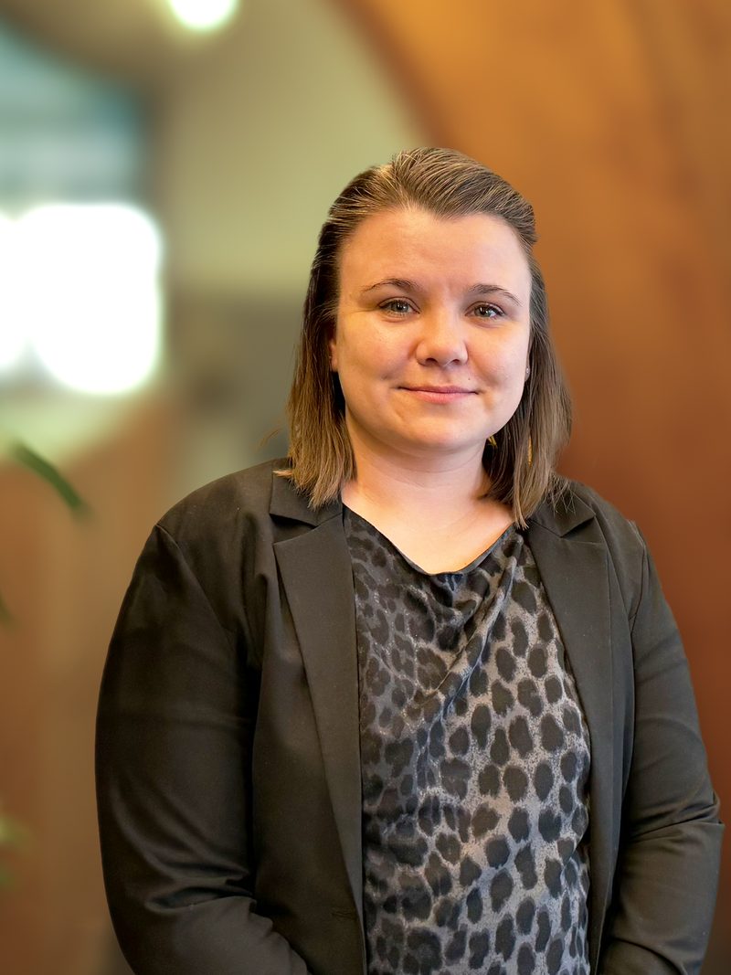 Sandra fra supporten står i kontorets gang