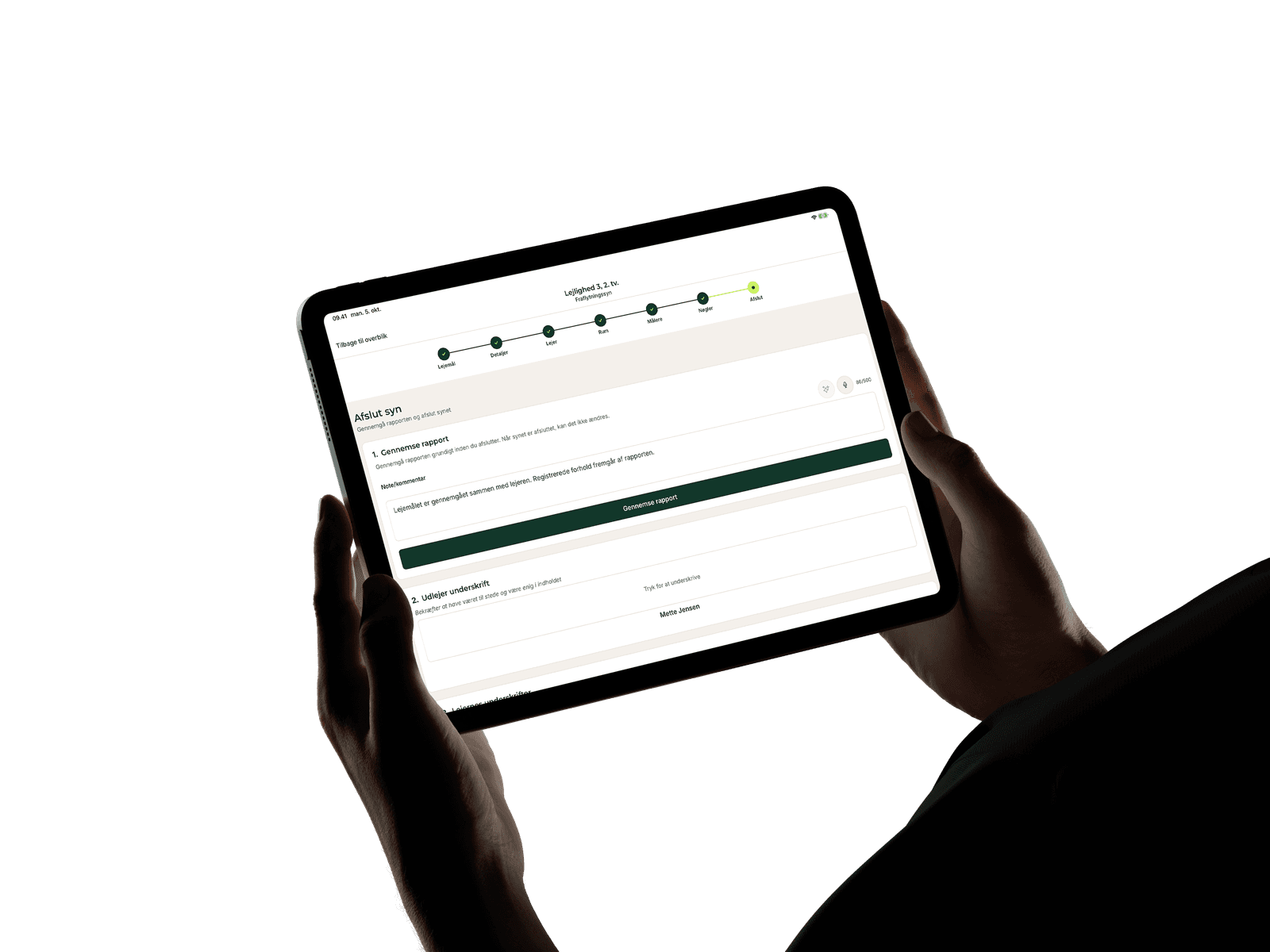 To hænder holder en tablet, hvor Flytteflow viser skærmen til at afslutte synet med gennemgang af rapporten og udlejers underskrift